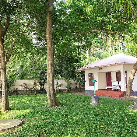 Illikkalam Lakeside Cottages Кумараком Экстерьер фото