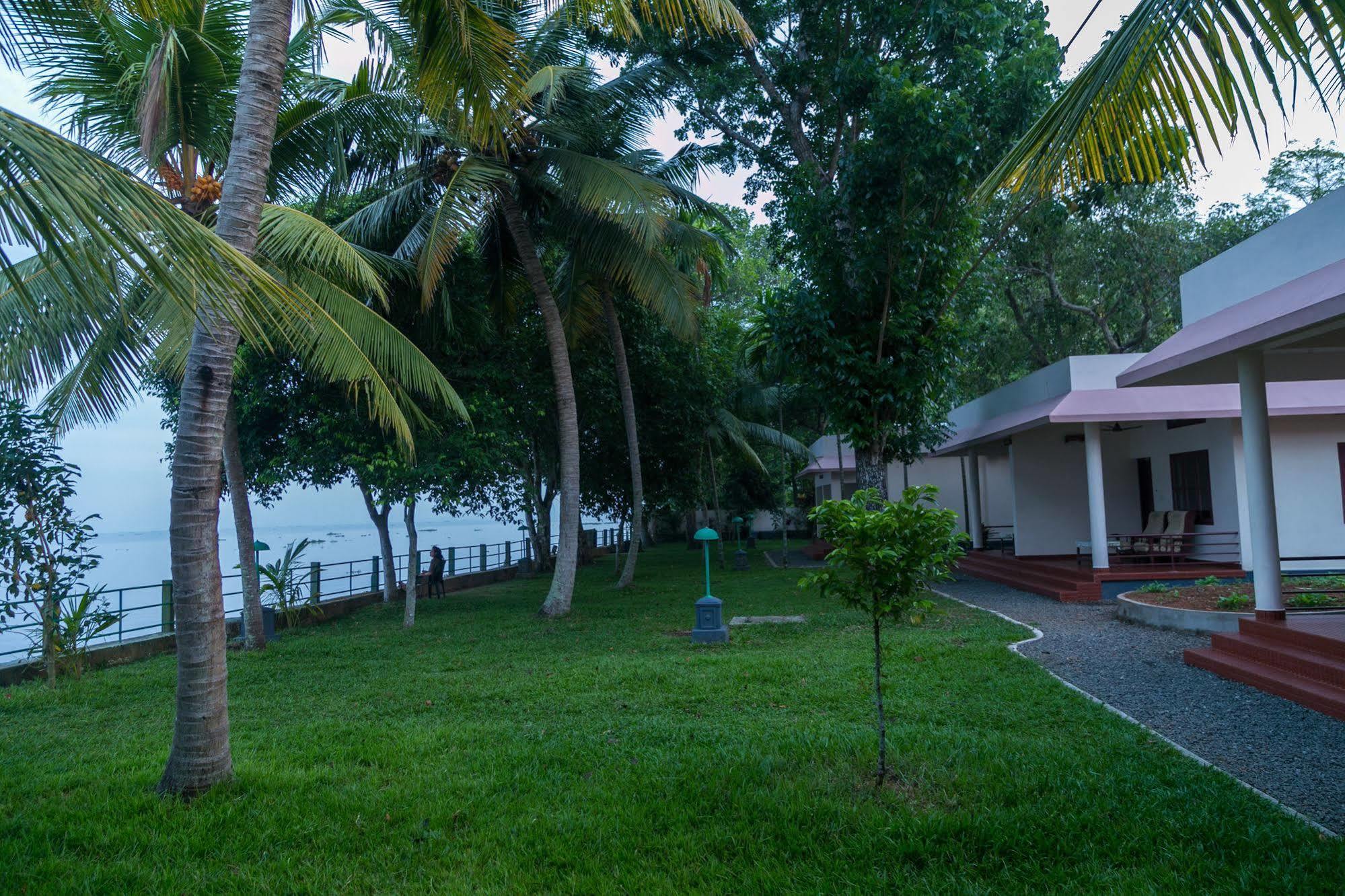 Illikkalam Lakeside Cottages Кумараком Экстерьер фото